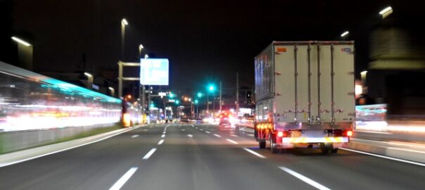 夜間にトラックを運転するときの注意点とは？