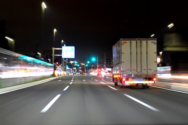 夜間にトラックを運転するときの注意点とは？